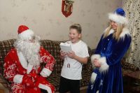 Усть-катавские помощники Деда Мороза продолжают дарить подарки