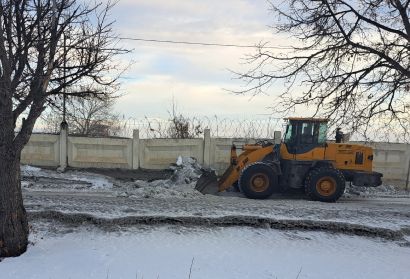 Коммунальщики Усть-Катава вышли на расчистку обочины по плотине