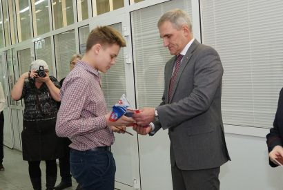 Глава Усть-Катава С. Семков вручил подросткам первые паспорта