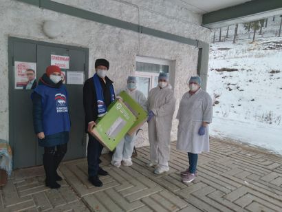 Волонтёры Усть-Катава передали инфекционному отделению больницы обогреватели