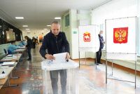 Устькатавцы голосуют на избирательном участке в школе № 5