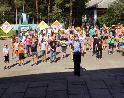 В детском оздоровительном лагере г. Усть-Катава «Ребячья республика» состоялась акция «Зарядка со стражем порядка»
