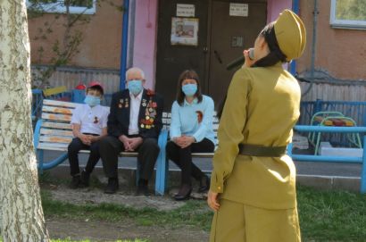 Усть-катавских фронтовиков поздравили руководители города и вагоностроительного завода