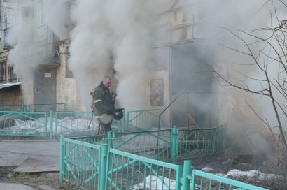 В Усть-Катаве горит подвал жилого дома
