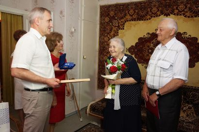 Глава Усть-Катава вручил семье Гулиных медаль «За любовь и верность»