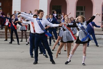 Усть-катавские выпускники школ объединились в вальсе