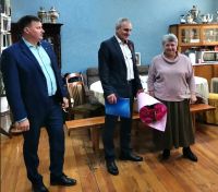 Сергей Семков поздравил руководителя Народного театра ДК Усть-Катава