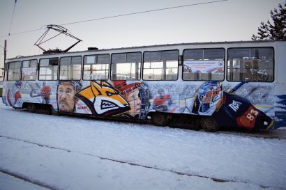 По Магнитогорску теперь ходит хоккейный трамвай
