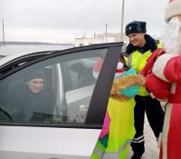 Дед Мороз и Снегурочка поработали инспекторами ГИБДД