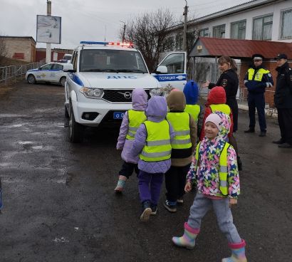 Сотрудники полиции провели экскурсию для воспитанников детского сада