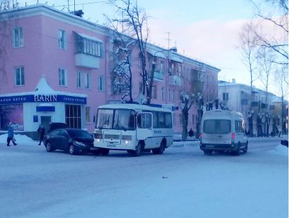 Тойота не поделила с автобусом перекрёсток у центральной площади Усть-Катава