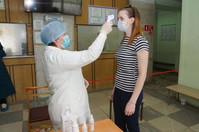 В поликлиниках Усть-Катава появились бесконтактные термометры