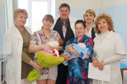 Накануне Международного дня детей глава округа поздравил мам новорожденных детей.