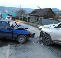 В Усть-Катаве на опасном участке столкнулись два легковых автомобиля