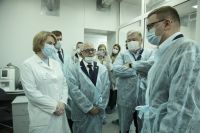 Алексей Текслер осмотрел лабораторный корпус ЮУГМУ, где проводятся исследования COVID-19 