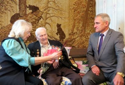 Глава Усть-Катава поздравил ветерана Виктора Попова с 95-летием