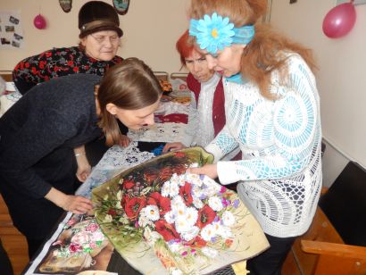 Усть-катавские инвалиды встретили весну выставкой рукоделия