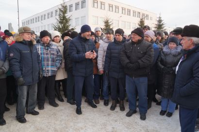 В Усть-Катаве – стихийный митинг. Рабочие вагоностроительного завода недовольны низкой оплатой труда