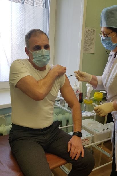 Глава Усть-Катава сделал прививку от COVID-19