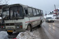 Пассажирский автобус в Усть-Катаве стащило с дороги