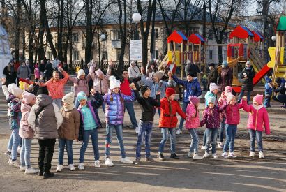 Усть-Катав отметил праздник концертом и детской программой