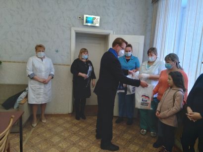 Волонтёры Усть-Катава приготовили подарки детям медработников