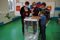 В Усть-Катаве многодетная семья пришла на участок для голосования