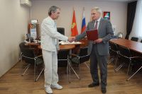 Глава округа Сергей Семков вручил сертификат на жилищную субсидию