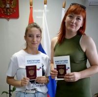 Вручены паспорта маме и дочери, прибывшим из ДНР