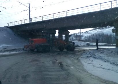 Усть-катавские коммунальщики вышли на борьбу с ледяными коростами