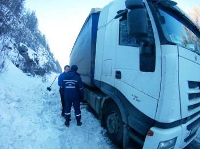 Спасатели Усть-Катава отогрели белорусского водителя 