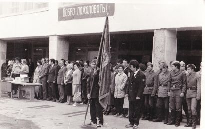 Линейка 1 сентября 1989 г - открытие нового здания