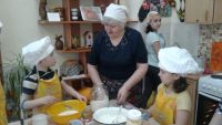Усть-Катавские бабушки-волонтёры обучают детей кулинарии 