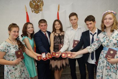Семь медалистов Усть-Катава получили свои главные награды
