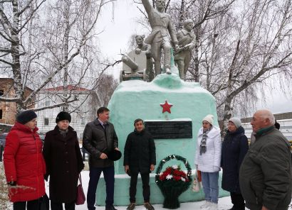 7 ноября в Усть-Катаве состоялось традиционное возложение венков к памятнику Борцам революции