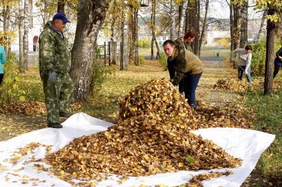 В парке Дворца культуры проходит масштабный субботник