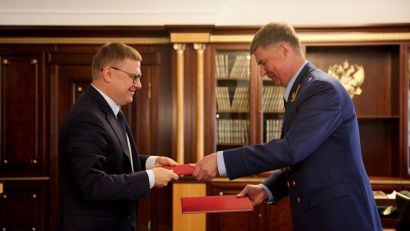 Алексей Текслер и уральский транспортный прокурор Владимир Дроздецкий подписали соглашение о взаимодействии