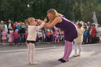 В парке Дворца культуры Усть-Катава состоялся большой танцевальный марафон «Танцуй на Радуге!».