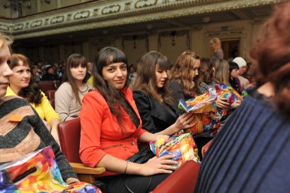 Женщины УКВЗ получили в подарок концертную программу