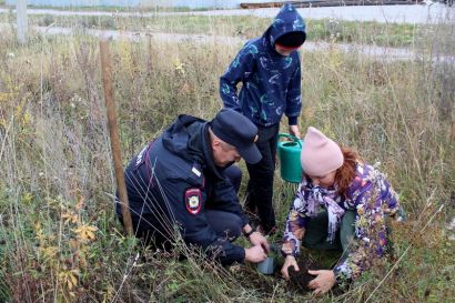 В Усть-Катаве полицейские, общественники и дети приняли участие в акции «Посади дерево»