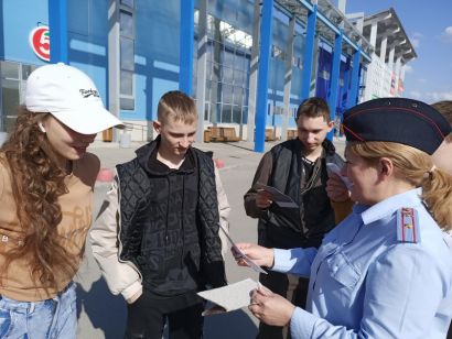 Полицейские и студенты УКИТТ проводят профилактические беседы