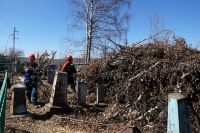 Нагорное кладбище начали расчищать от спиленных деревьев