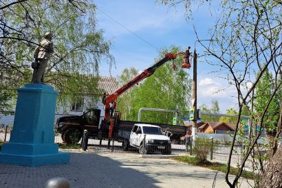 На центральной улице Усть-Катава идёт замена проводов уличного освещения
