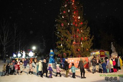 На Дворцовой площади Усть-Катава главная городская ёлка засияла праздничными огнями