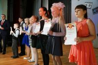 Одарённых школьников наградили денежными премиями