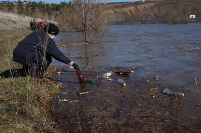 Ветераны и молодёжь Усть-Катава убрались на берегу реки Юрюзань