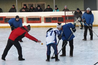В Усть-Катаве состоялся турнир по хоккею в валенках