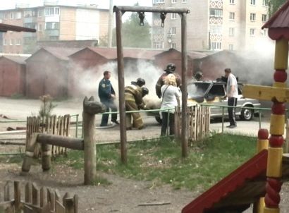В полдень в Усть-Катаве в одном из гаражей загорелась машина