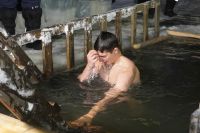 Устькатавцы традиционно купались в крещенскую ночь 