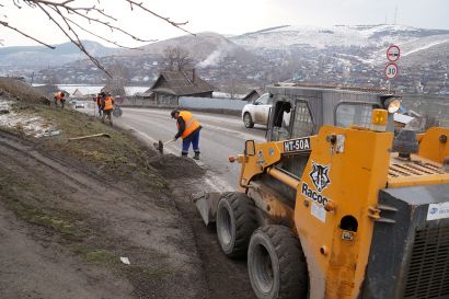 Работники ГСБ Усть-Катава приводят улицы города в порядок